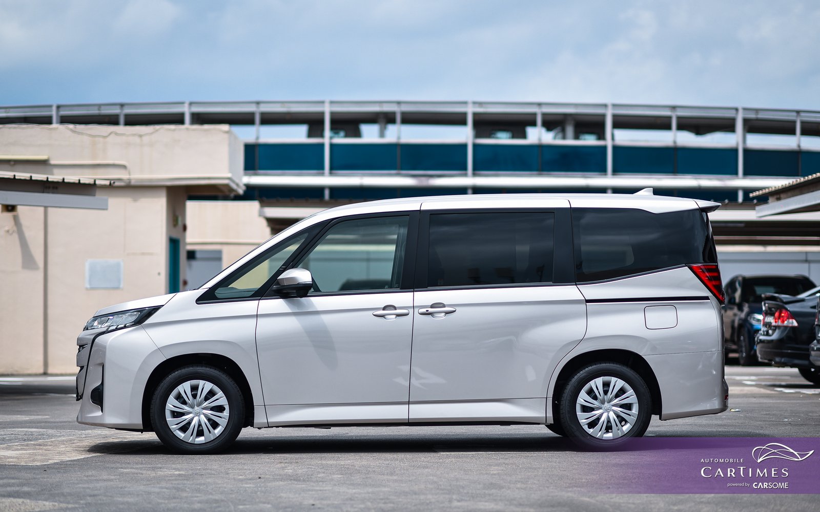 Toyota Noah Hybrid photo 4